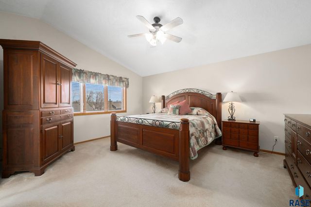 1400 S Dundee Dr Drive, Sioux Falls, SD 57106