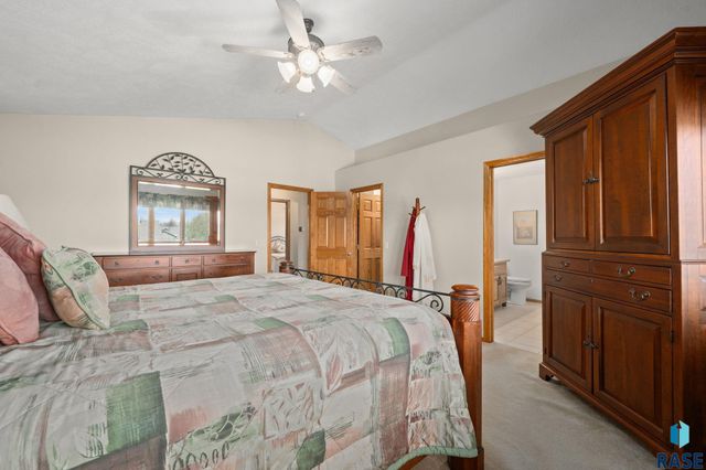 1400 S Dundee Dr Drive, Sioux Falls, SD 57106