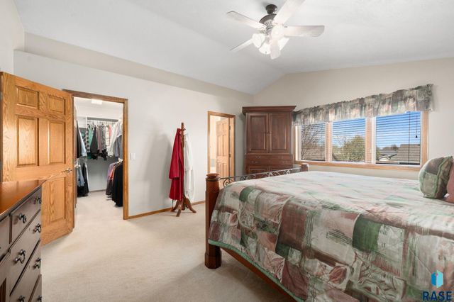 1400 S Dundee Dr Drive, Sioux Falls, SD 57106