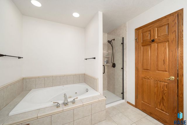 1400 S Dundee Dr Drive, Sioux Falls, SD 57106