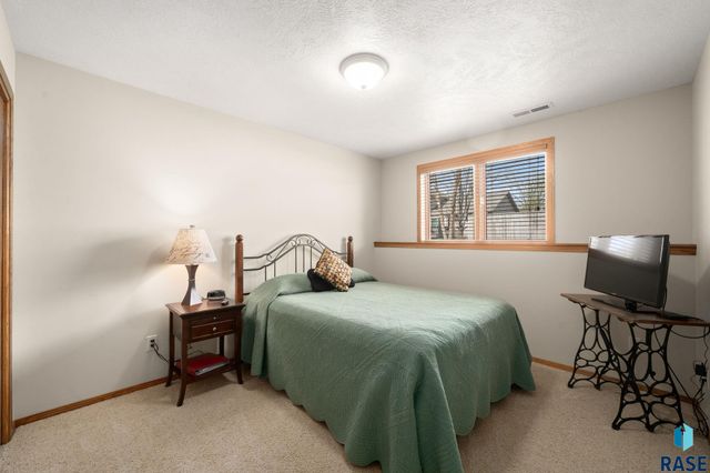 1400 S Dundee Dr Drive, Sioux Falls, SD 57106