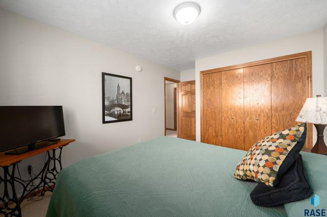 1400 S Dundee Dr Drive, Sioux Falls, SD 57106