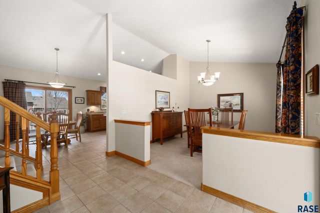 1400 S Dundee Dr Drive, Sioux Falls, SD 57106