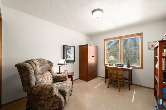 1400 S Dundee Dr Drive, Sioux Falls, SD 57106