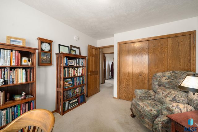 1400 S Dundee Dr Drive, Sioux Falls, SD 57106
