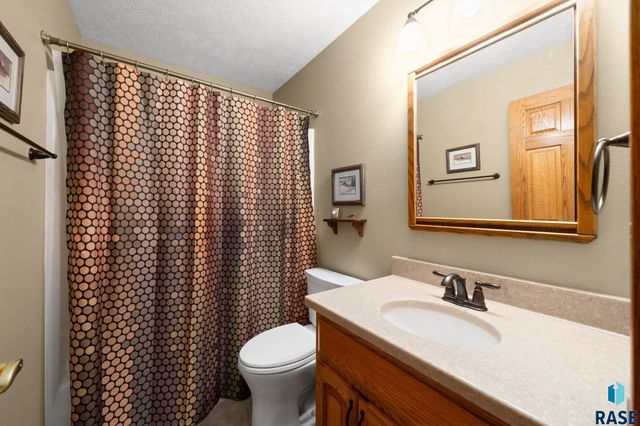 1400 S Dundee Dr Drive, Sioux Falls, SD 57106