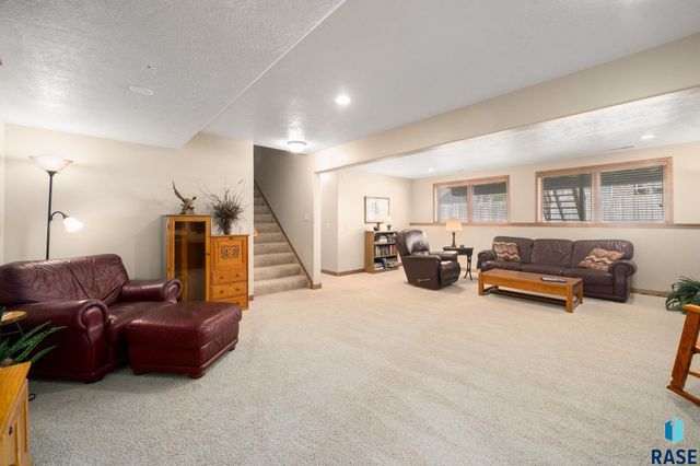 1400 S Dundee Dr Drive, Sioux Falls, SD 57106