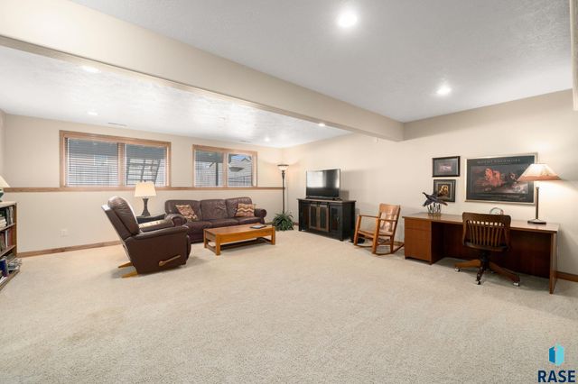 1400 S Dundee Dr Drive, Sioux Falls, SD 57106