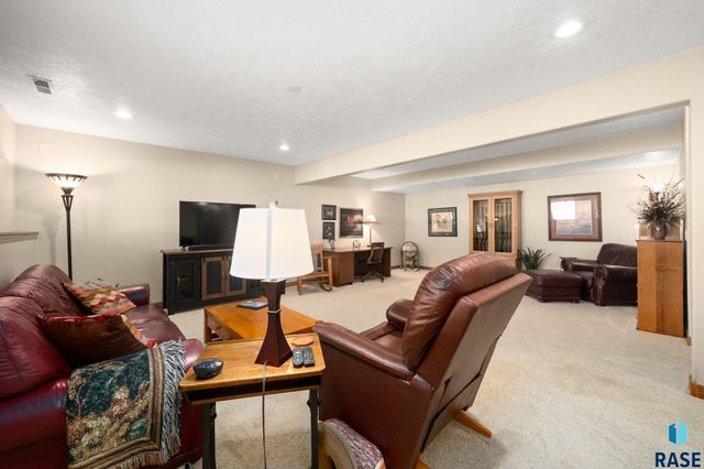 1400 S Dundee Dr Drive, Sioux Falls, SD 57106