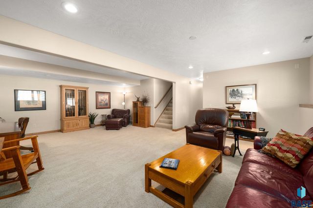 1400 S Dundee Dr Drive, Sioux Falls, SD 57106