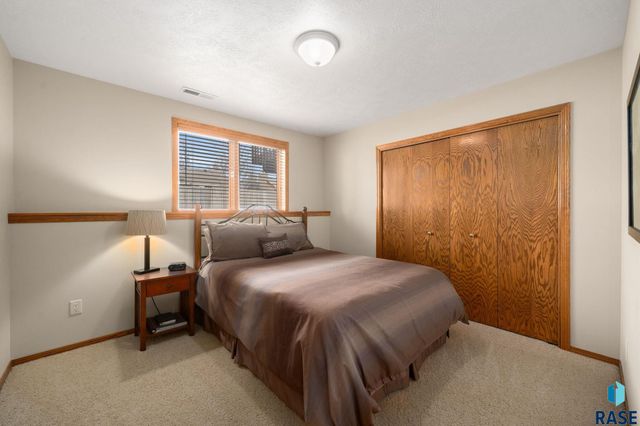1400 S Dundee Dr Drive, Sioux Falls, SD 57106