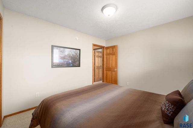 1400 S Dundee Dr Drive, Sioux Falls, SD 57106