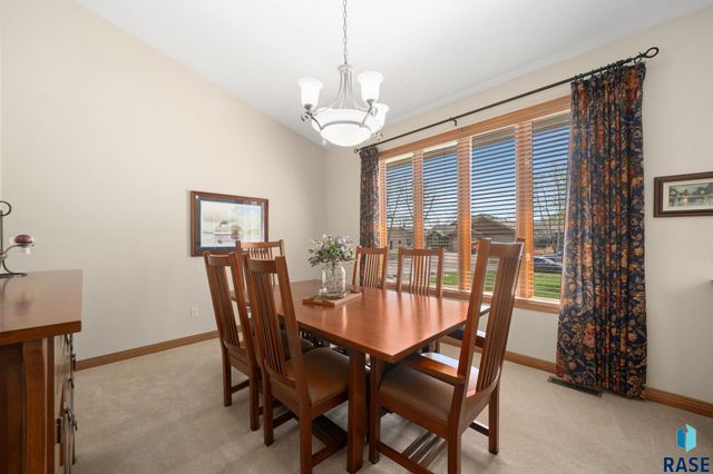 1400 S Dundee Dr Drive, Sioux Falls, SD 57106