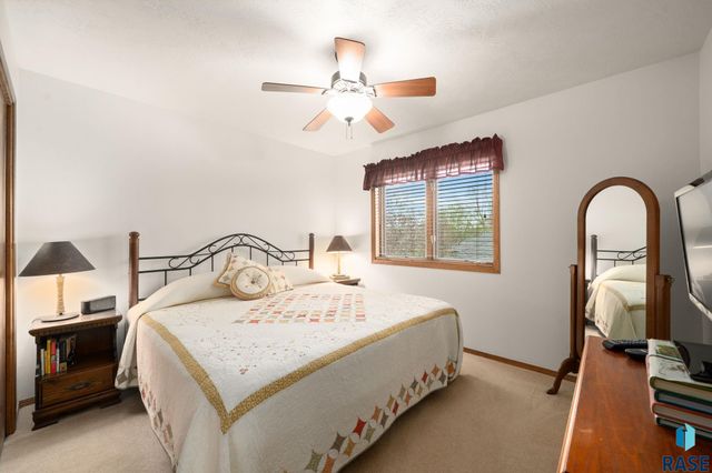 1400 S Dundee Dr Drive, Sioux Falls, SD 57106