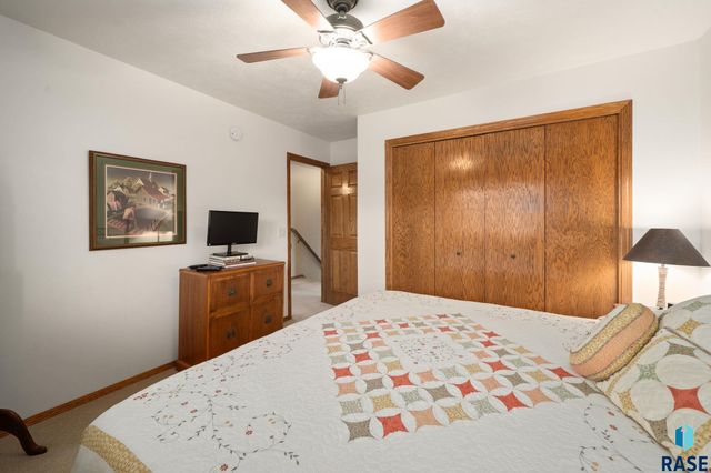 1400 S Dundee Dr Drive, Sioux Falls, SD 57106