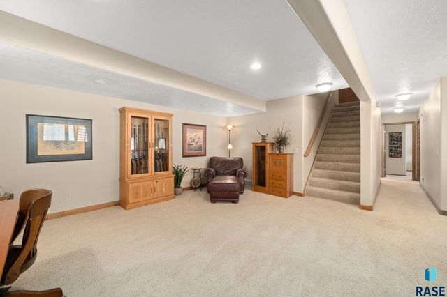 1400 S Dundee Dr Drive, Sioux Falls, SD 57106