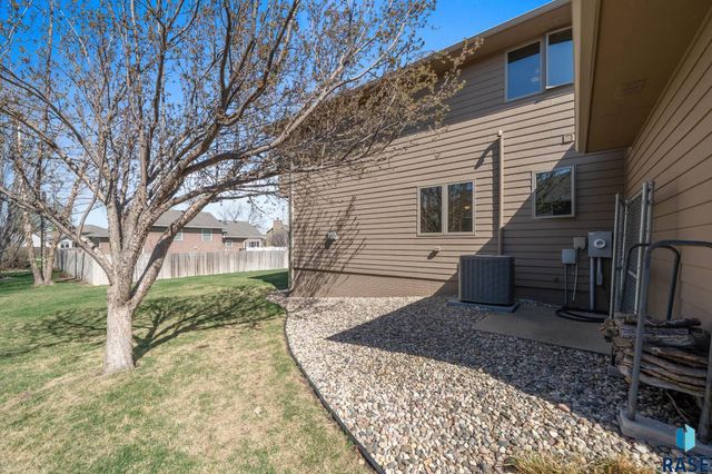 1400 S Dundee Dr Drive, Sioux Falls, SD 57106