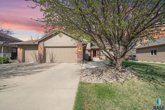 1400 S Dundee Dr Drive, Sioux Falls, SD 57106