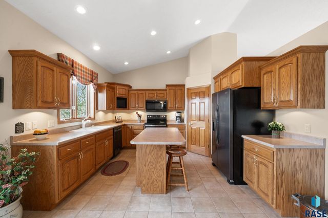 1400 S Dundee Dr Drive, Sioux Falls, SD 57106
