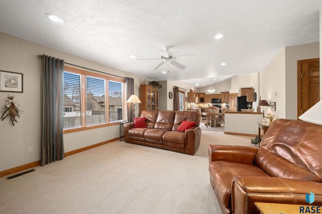 1400 S Dundee Dr Drive, Sioux Falls, SD 57106