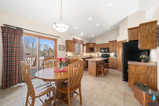 1400 S Dundee Dr Drive, Sioux Falls, SD 57106