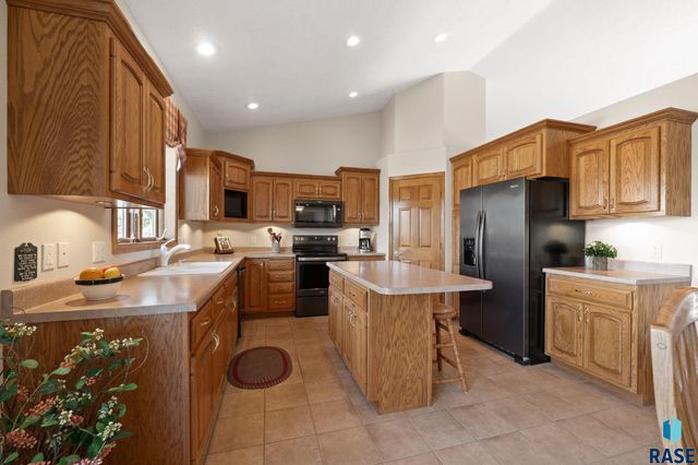 1400 S Dundee Dr Drive, Sioux Falls, SD 57106