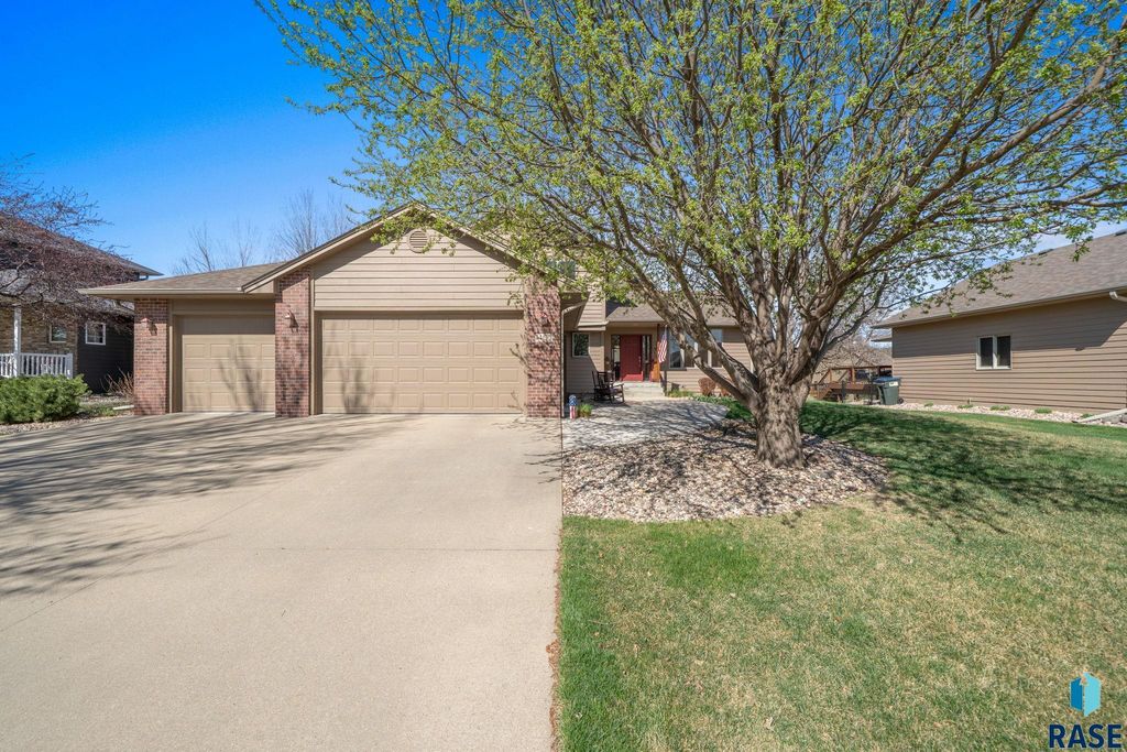 1400 S Dundee Dr Drive, Sioux Falls, SD 57106