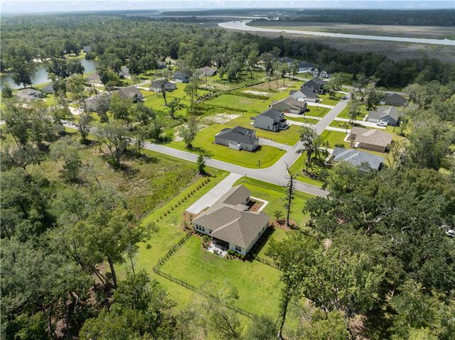 96 E Lake Trail, Waverly, GA 31565