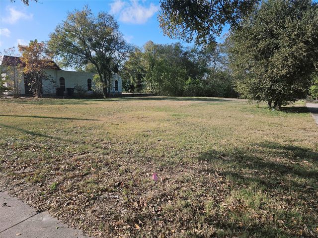 621 N MAIN Street, Cleburne, TX 76033