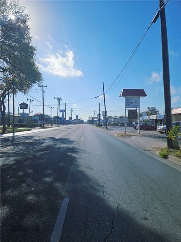 621 N MAIN Street, Cleburne, TX 76033