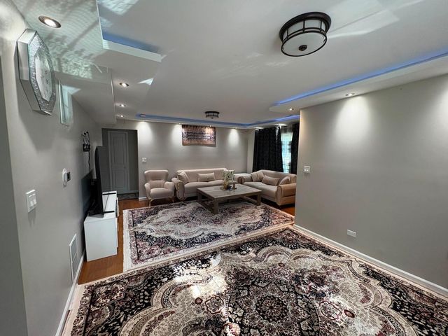 1678 Farwell Avenue, Des Plaines, IL 60018