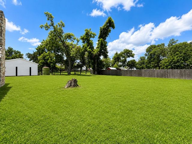 122 N Holland Street, Bellville, TX 77418