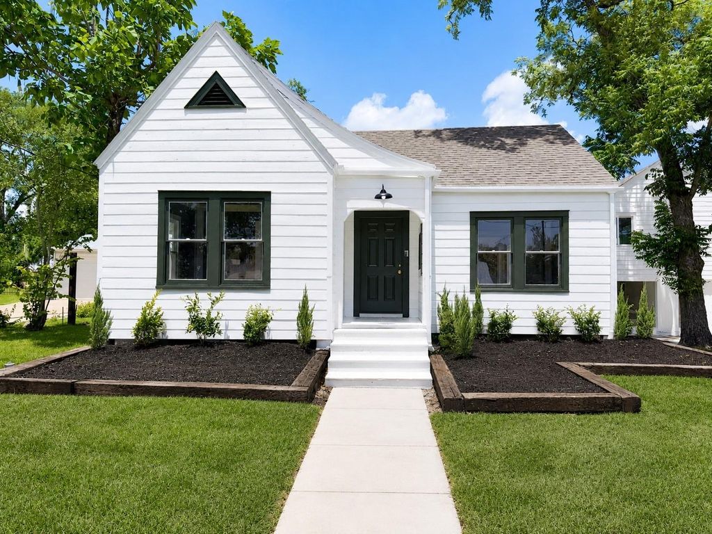 122 N Holland Street, Bellville, TX 77418