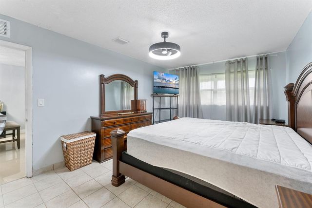 7807 Golf Cir Drive H 305, Margate, FL 33063