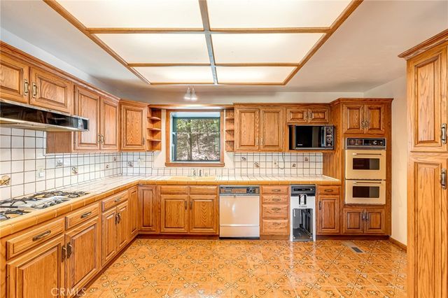1227 Portillo Lane, Lake Arrowhead, CA 92352