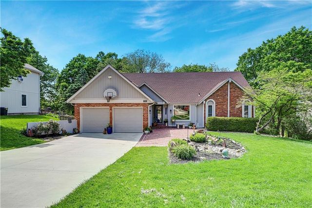 6932 Cottonwood Drive, Shawnee, KS 66216