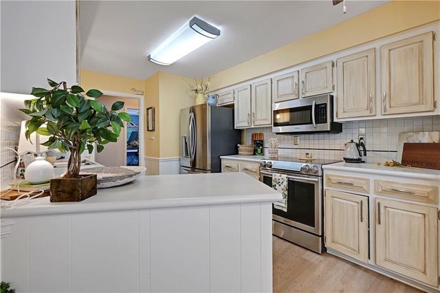 6932 Cottonwood Drive, Shawnee, KS 66216