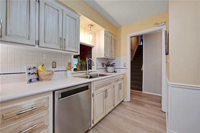 6932 Cottonwood Drive, Shawnee, KS 66216