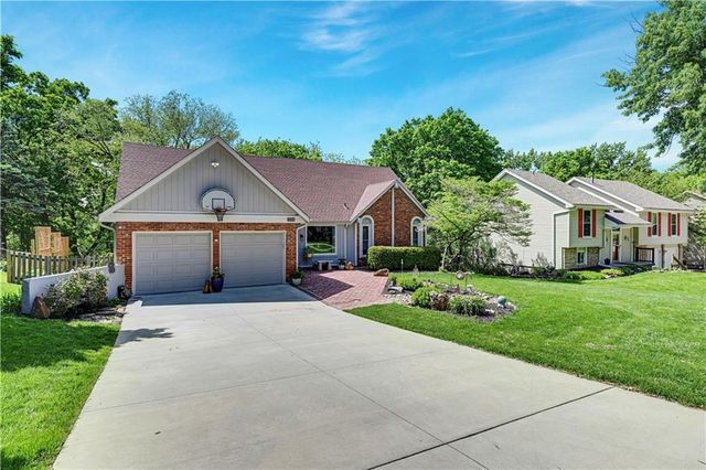 6932 Cottonwood Drive, Shawnee, KS 66216