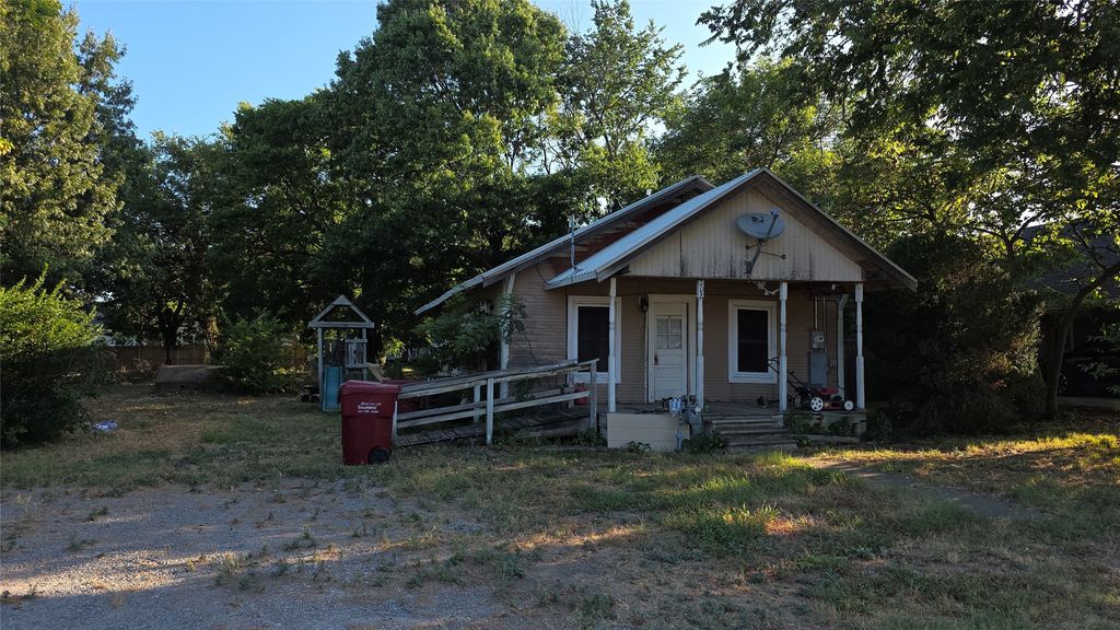 208 E Austin, Leonard, TX 75452