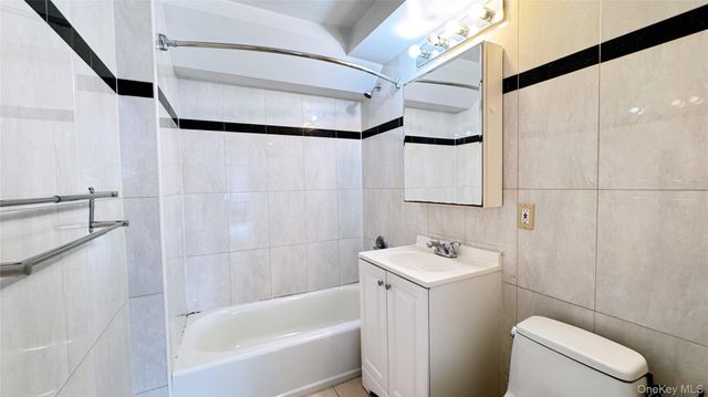 6434 Grand Central Parkway 3D, Forest Hills, NY 11375