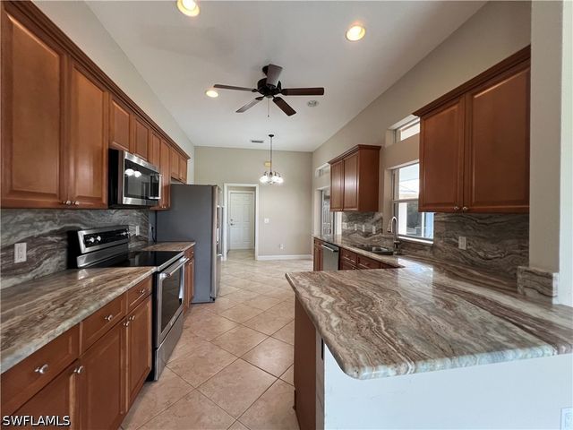 932 SW 4th AVE, Cape Coral, FL 33991