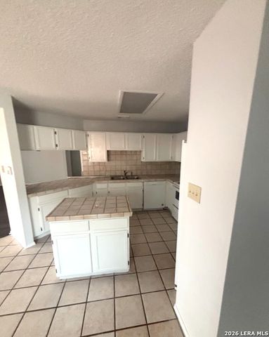 8015 Talkenhorn, Converse, TX 78109