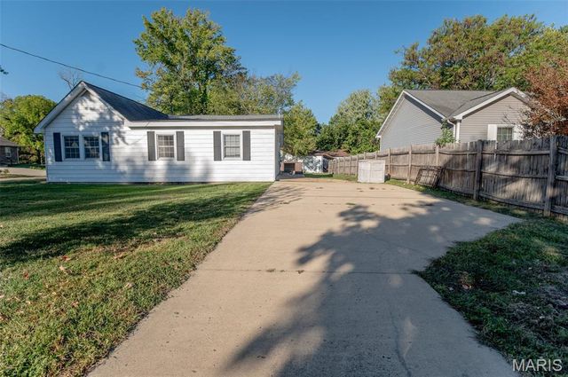 121 Anna Street, St James, MO 65559