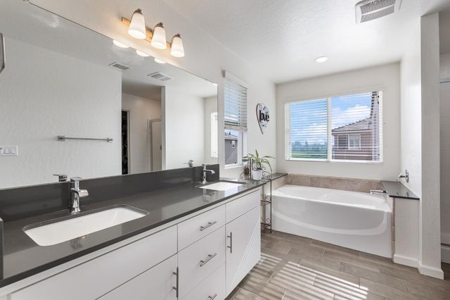 712 N Bliss Lane, Clovis, CA 93611