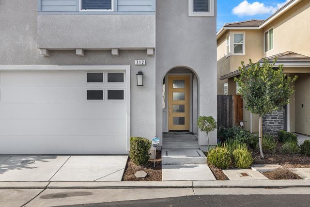 712 N Bliss Lane, Clovis, CA 93611