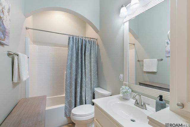 5370 Courtyard Dr, Gonzales, LA 70737