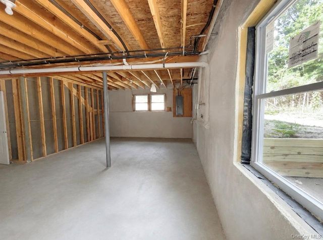 6 Scout Trail, Ridge, NY 11961