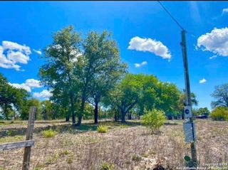 21272 S FM 471, Natalia, TX 78059