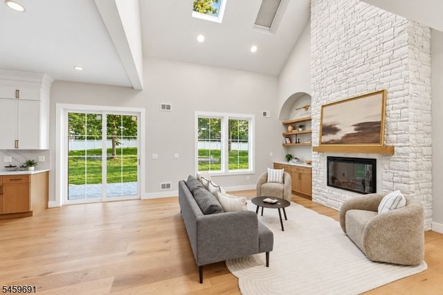 190 Laurel Ave, Livingston Twp., NJ 07039
